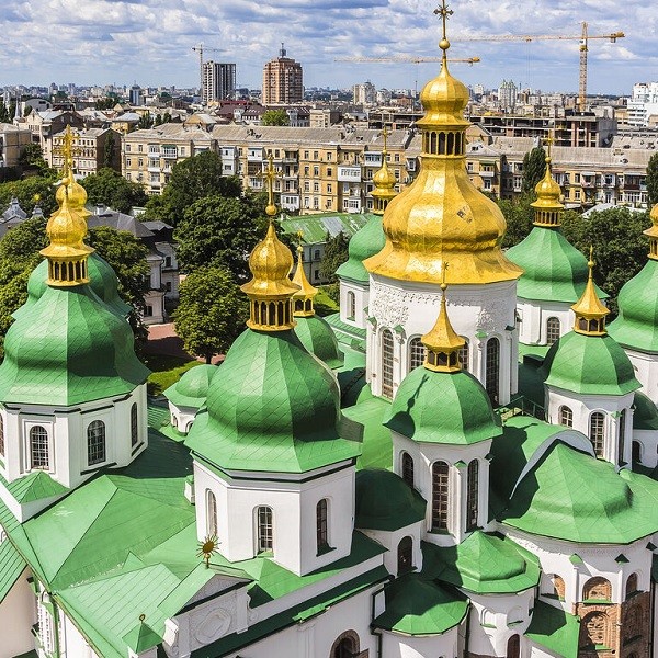 FRANCISCO VAI A KIEV?